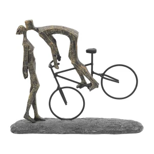 Kissing-couple-with-bike.webp