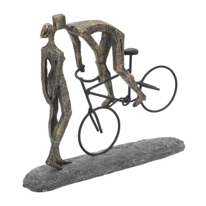 kissing-couple-with-bike-II.webp